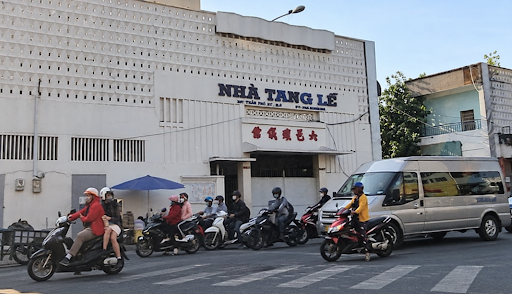 phía trước nhà tang lễ an bình